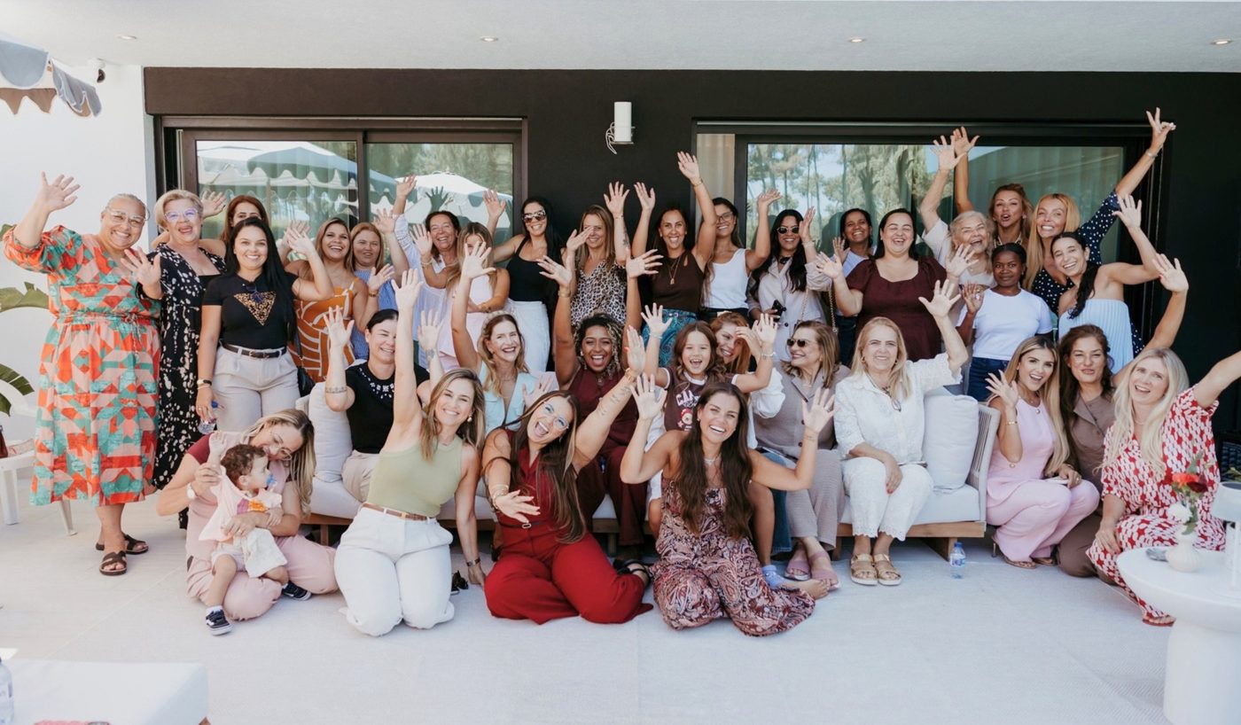Mulheres celebrando com as mãos para o alto
